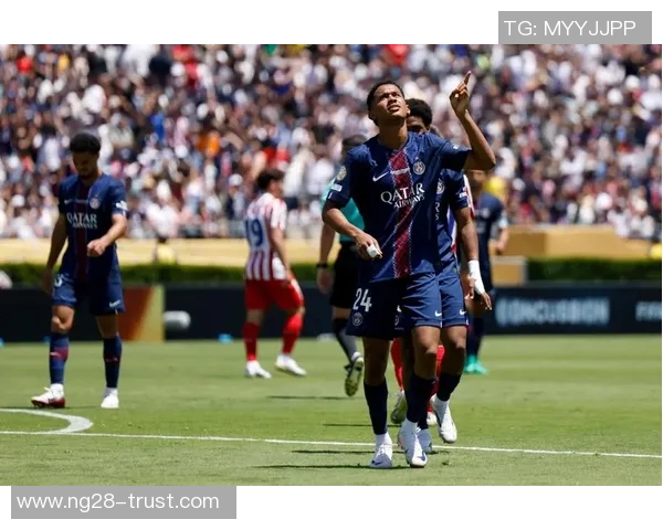 欧联杯：巴黎圣日耳曼与曼联激战成平局转会传闻引发热议